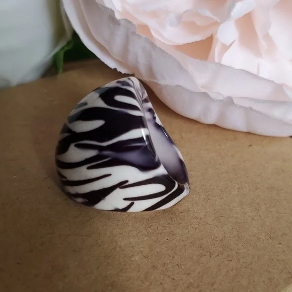 Vintage Bold Zebra Lucite Ring - Picture 4 of 7